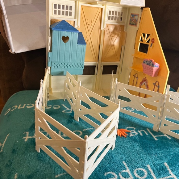 Vintage 1998 Mattel Barbie Riding Stable Horse Corral Play Set - Picture 6 of 15